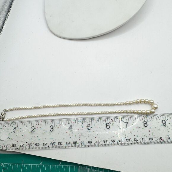 Vintage Graduated Faux Pearl Necklace Dainty Box Clasp Classic - Picture 4 of 6